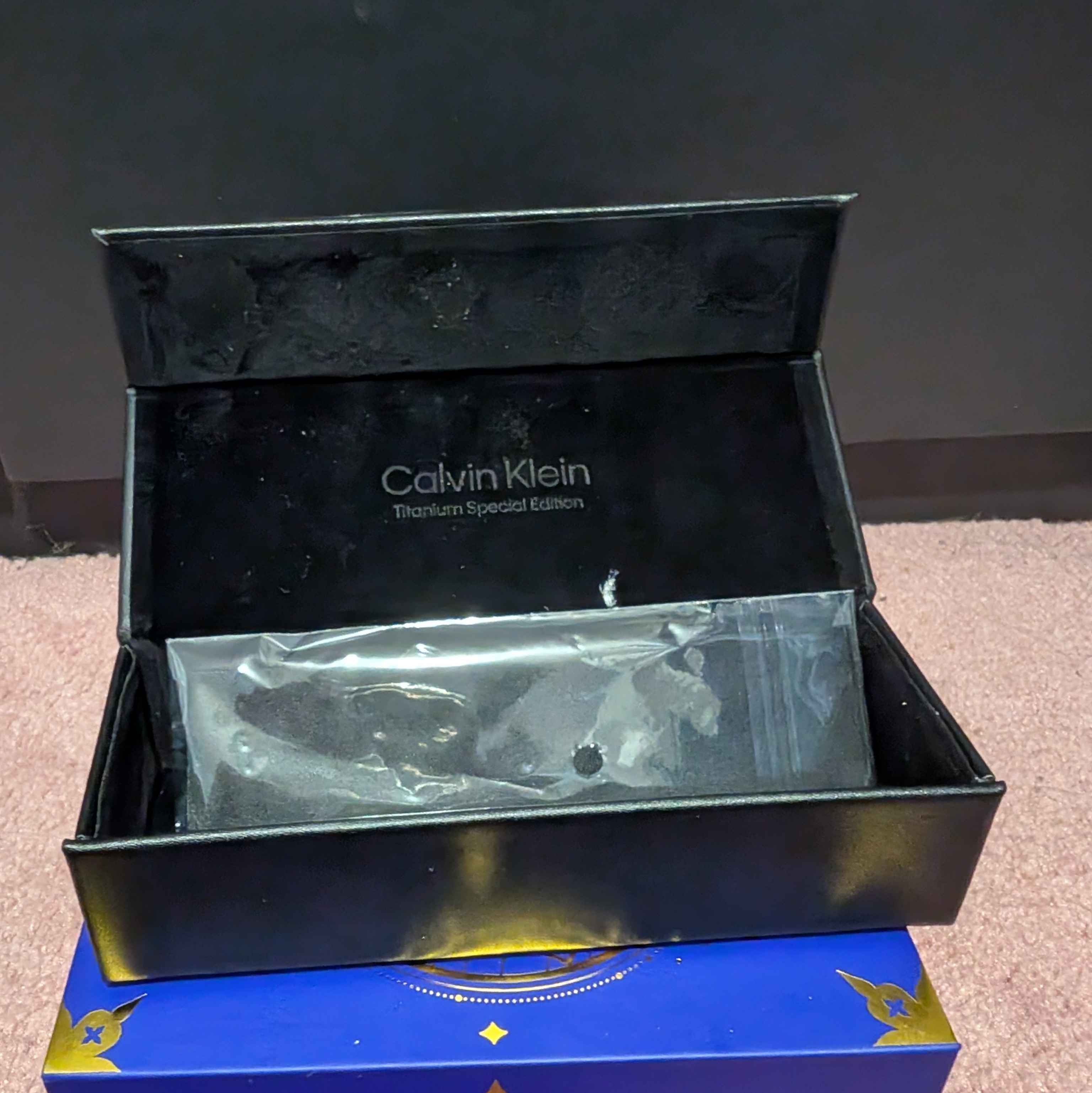 The fact that the shape of the case differs whether the opbject itself was open or closed made me wonder how to model it in Cinema 4D. To recreate the opening flass of the container, I used several cubes, or prisms for each fllap. Closed, the case is simply a prism, opened, it takes a completely different form.